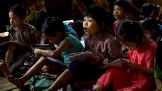 မြန်မာမူလတန်းကျောင်းမှာ စာသင်ယူနေတဲ့ ကလေးငယ်တွေ