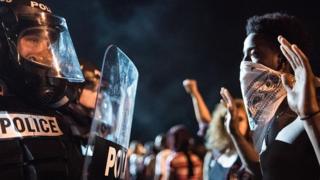 Policía y manifestante en Charlotte