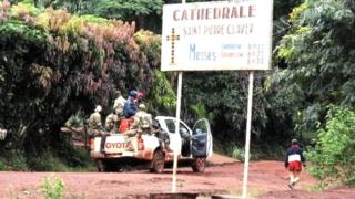 Deux groupes armés s'y affrontent depuis lundi, faisant à ce jour 5 morts et 29 blessés, selon la Minusca.