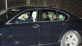 Ri Yong-ho oo midig ka muuqda ayaa Sweden tagay ammin dambe oo Talaadadii ah isaga iyo wafdigiisa