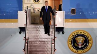 Donald Trump baja las escalerillas del Air Force One.