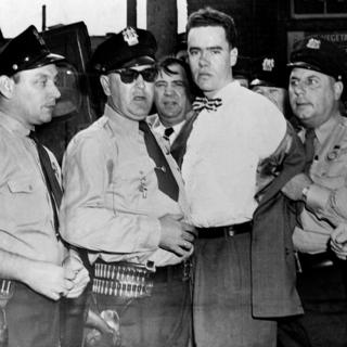 Howard Unruh, el primero del tipo de asesinos en masa que después se multiplicaron, siendo arrestado poco después de que terminó lo que se conoce como "la caminata de la muerte", en 1949, en Estados Unidos.