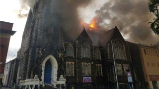 Fe wnaeth y tân ledu o hen adeilad clwb nos