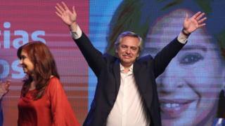 آلبرتو فرناندز، رئیس جمهور منتخب آرژانتین همراه با کریستینا فرناندز معاون رئیس جمهور منتخب