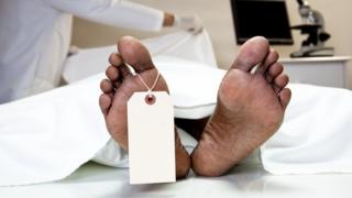 Cuerpo en la morgue