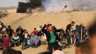 متظاهرون فلسطينيون في غزة احتجاجا على قرار نقل السفارة الأمريكية للقدس. 15 مايو/أيار 2018