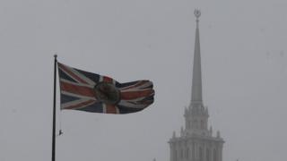 флаг Британии и шпиль здания МИД РФ