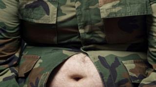 Soldat avec un gros ventre.