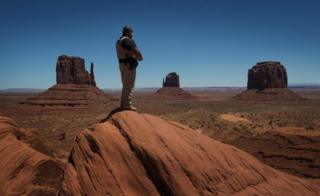 Un guardabosques de Navajo mira hacia el Valle del Monumento administrado por la Nación Navajo