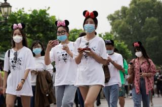 Besucher mit Gesichtsschutzmasken