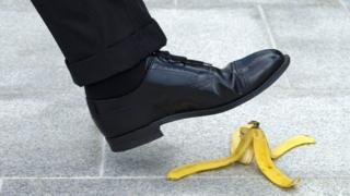 Hombre a punto de pisar banana