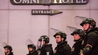Policías antimotines observan las protestas del 22 de septiembre 2016, en Charlotte