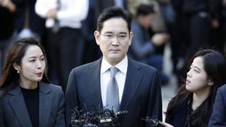 이재용 이재용 삼성전자 부회장이 서울 서초구 서울고등법원에서 열린 파기환송심 첫 공판을 마친 뒤 법원을 나서고 있다
