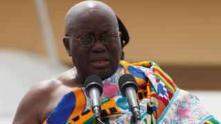 Gana Başkanı Nana Akufo-Addo, 7 Ocak 2017'de Gana, Accra'daki Bağımsızlık Meydanı'ndaki küfür töreninde konuştu.