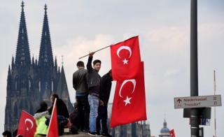 Сторонники президента Турции Реджепа Тайипа Эрдогана на митинге 31 июля 2016 года в Кельне, Германия