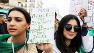 M. Bouteflika a dirigé l'Algérie pendant 20 ans - ce qui, dans un pays où l'on estime qu'environ 70% de la population a moins de 30 ans - fait de lui le seul président que de nombreux algériens aient jamais connu.