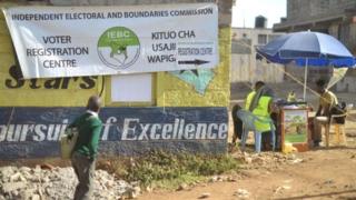 La tension est vive au Kenya dans la perspective de l'élection présidentielle qui risque d'être serrée entre Uhuru Kenyatta, le président sortant, et le chef de l'opposition Raila Odinga.