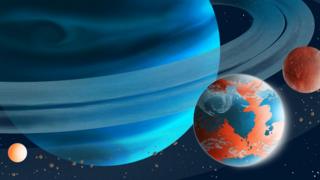 Синий газовый гигант с кольцами, две луны на орбите. Один похож на Землю, но нет. Другой, Марс.