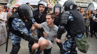 Российская милиция задержала протестующего на Тверской улице в центре Москвы 12 июня 2017 года