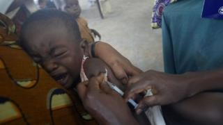 Jami'an kiwon lafiya na ci gaba da samar da allurar rigakafi ga wadanda suka kamu da cutar.