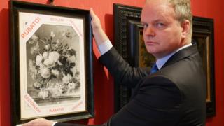 'Vaso de Flores' ao lado de diretor da Galeria Uffizi em Florença