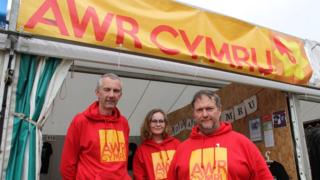 Awr Cymru ar y maes