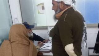 د دغې پېښې تصویرونه په سیمه کې پر خواله رسنیو هم لاس پر لاس شوي دي.