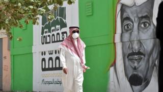 مواطن سعودي يرتدي قناعا