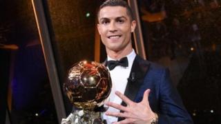Cristiano Ronaldo anganyije na Lionel Messi mu kwegukana igihembo cya Ballon d'or inshuro eshanu.