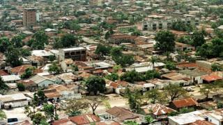 Vue aérienne de la partie ouest de la ville de Kinshasa prise le 16 mai 2000