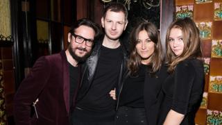 Anna Sorokin (à direita), conhecida na época como Anna Delvey, durante um evento de moda em Nova York em 2014