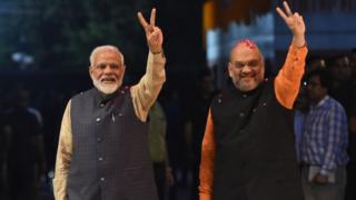 કાર્યકરોનું અભિવાદન ઝીલતા મોદી અને અમિત શાહ