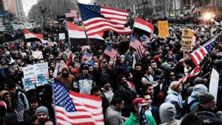 محتجون أمريكيون خرجوا للشوارع للتظاهر ضد سياسات ترامب