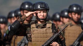 Militares saludando