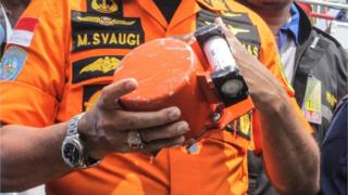 Kepala Basarnas Marsekal Madya TNI Muhammad Syaugi memeriksa kondisi bagian dari kotak hitam (black box) pesawat Lion Air JT610