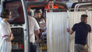 Медики эвакуируют израильтянку, которая была ранена в результате нападения