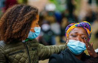 Manifestantes durante una reunión antirracista sobre Abdijplein en Middelburg, Países Bajos, el 8 de junio de 2020