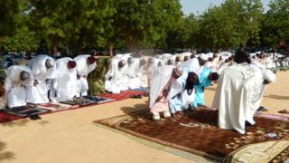 Shaikh Jibril Soumaila Karanta yana jagorantar sallar Idi a Masallacin Gaddafi dake birnin Yamai