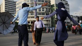 ট্রাফিক সপ্তাহ উপলক্ষে রাস্তায় পুলিশকে ট্রাফিক নিয়ন্ত্রণে সহায়তা করছে স্কাউট-রোভাররা