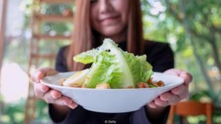 Những người bị mụn trứng cá dễ bị phát sinh những vấn đề tâm thần - việc bảo họ hạn chế chế độ ăn uống là điều gây lo lắng cho họ