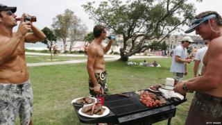 Мужчины стояли вокруг барбекю в Австралии
