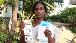 ఆధార్ కార్డుతో మహిళ