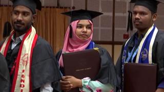 பதக்கம் வாங்க மறுத்த இஸ்லாமிய மாணவி