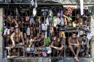 Insassen schauen aus einer überfüllten Zelle im Strafzentrum von Quezaltepeque, El Salvador. 9. November 2018