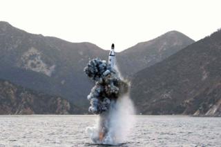 北朝鮮が公表した潜水艦発射弾道ミサイル実験の様子
