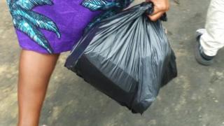 L'interdiction des sachets plastiques divisent les Béninois