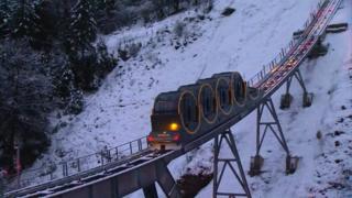 El funicular une dos poblaciones de los alpes suizos.