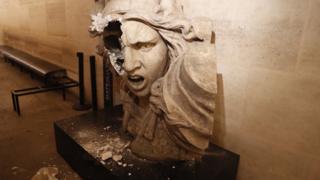 Dentro do Arco do Triunfo, em Paris, a estátua da Marianne, um importante símbolo francês, foi vandalizada pelos manifestantes do 'coletes amarelos'; a parte lateral direita do rosto foi quebrada