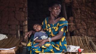 Trois mille enfants - la plupart âgés de moins de 5 ans meurent chaque jour du paludisme en Afrique.