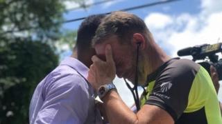 Bill Conner (right) hearing the heartbeat of his donor daughter Abbey inside the chest of Loumonth Jack (18 June 2017)